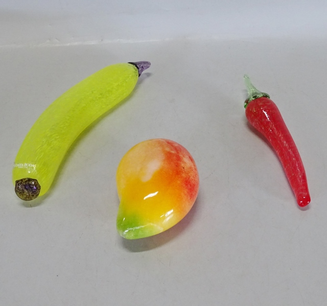 2 st. glasskulpturer "Banan samt Chili" Gunnel Sahlin, Kosta Boda