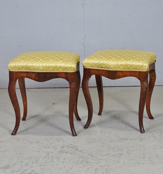 1 par taburetter, rokokostil, enl. uppg. 17/1800-tal