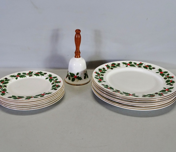 6+6 tallrikar samt bjällra "Noel" Royal Grafton, England, 1900-talets andra hälft