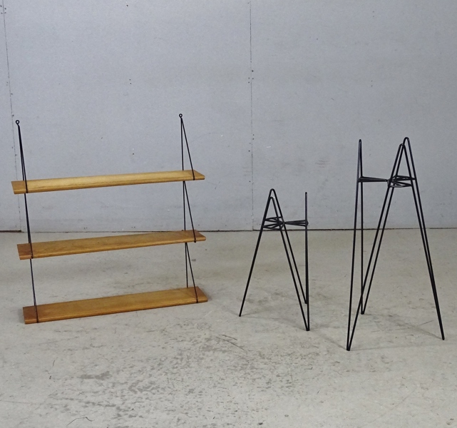 Vägghylla samt 2 st. piedestaler, "String typ" 1900-talets andra hälft