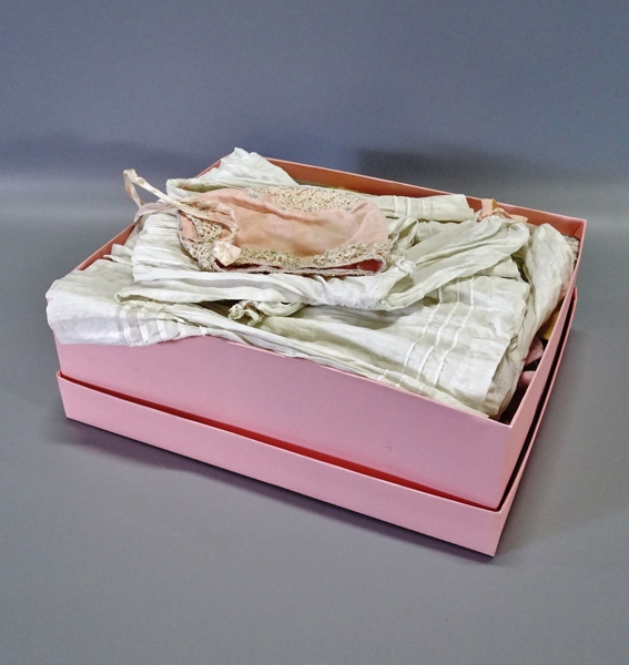 Parti dockkläder, 18/1900-tal