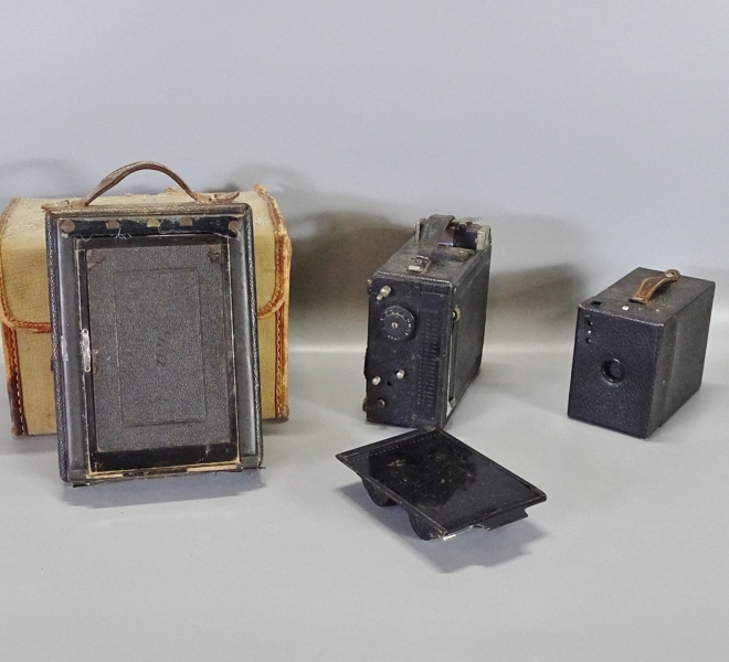 3 st. äldre lådkameror, bl. a. Kodak, 18/1900-tal