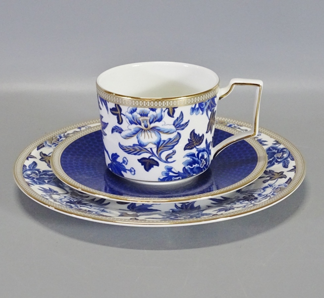 Kaffekopp med fat samt assiett "Hibiscus" Wedgwood, England