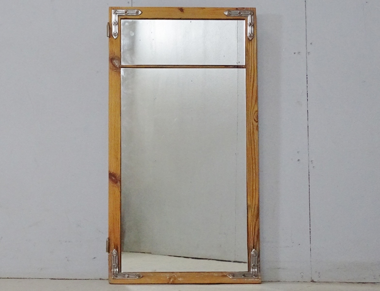 Väggspegel, omarbetat äldre fönster
