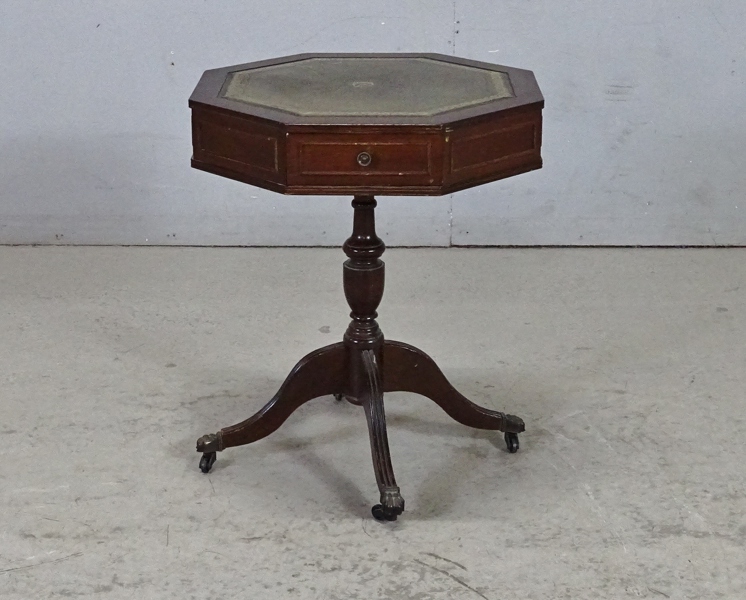 Pelarbord på hjultrissor, Engelsk stil, 1900-tal