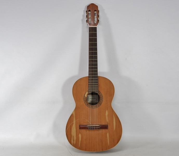 Akustisk gitarr, med renoveringsbehov