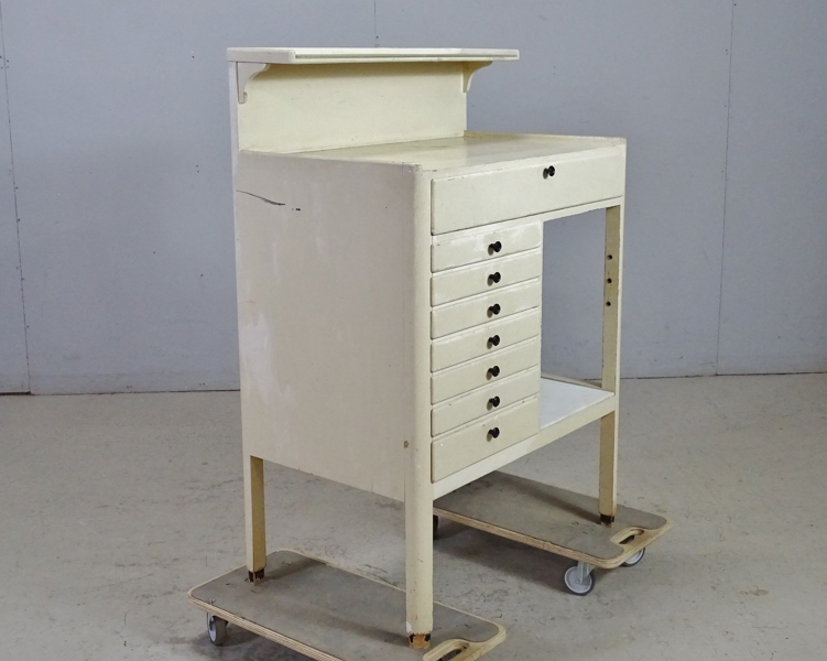 Tandläkarskåp, 1900-tal