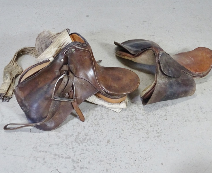 2 st. sadlar m.m. hästrelaterat