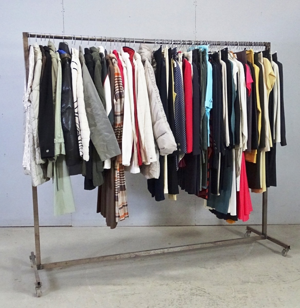 Parti damkläder, jackor, tvådelade byx- och kjoldressar m.m. ca. 85 delar