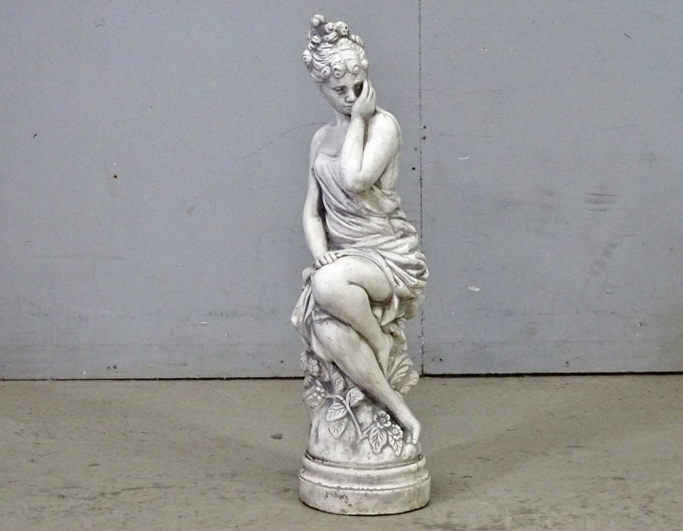 Trädgårdsskulptur "Sittande dam" 2000-tal