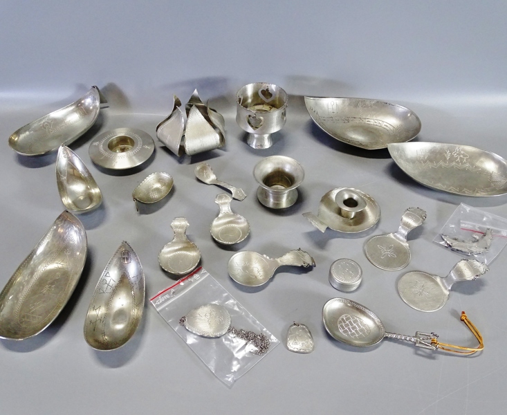 Parti tennföremål, skålar, skedar, smycken m.m.