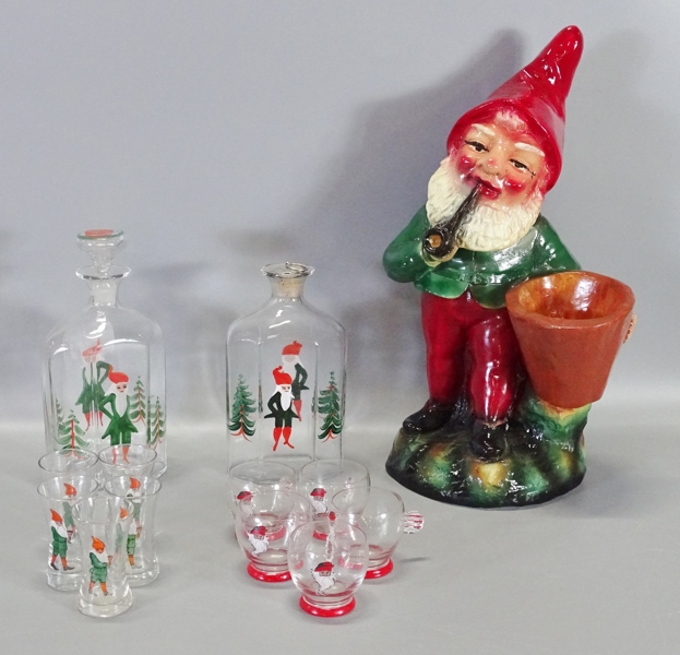 Parti julsaker, "Tomte, brännvinskaraffer samt snaps- och glögglas 13 delar 1900-talet mitt