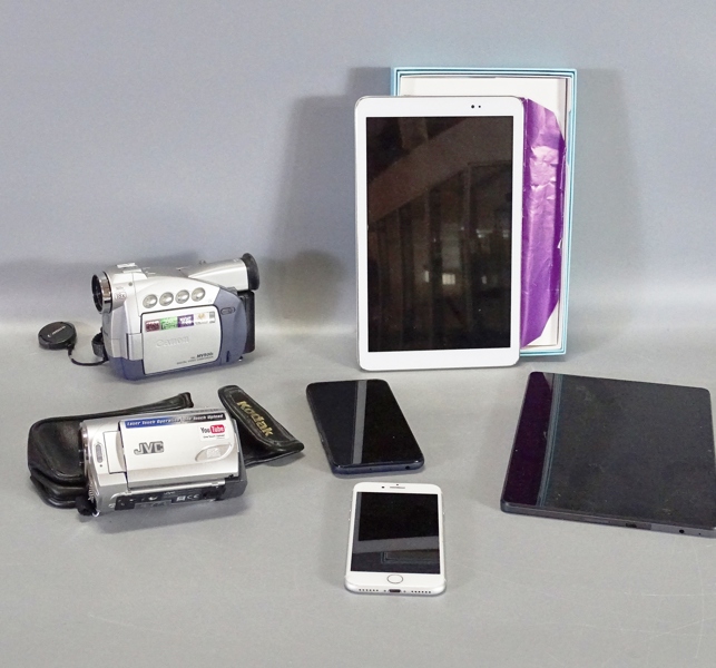 Parti diverse elektronik, filmkameror, telefoner samt läsplattor
