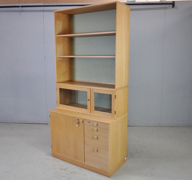 Hylla med skåp, lådor och vitrin, 1900-talets senare del