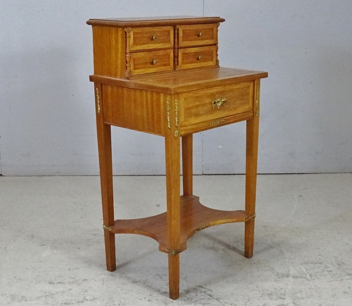 Damskrivbord med uppsats, 1900-tal, renoveringsbehov