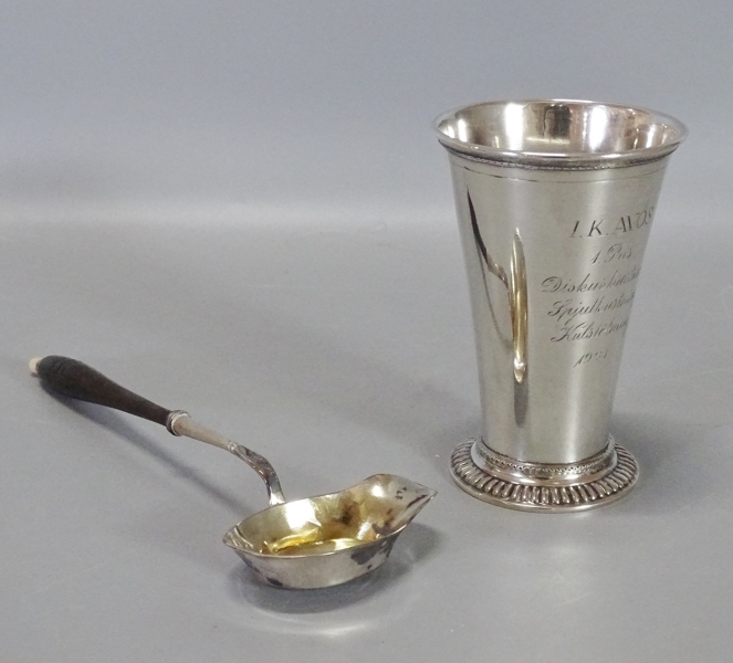 Såsslev samt pokal, silver, 1860 och 1922, bl. a. C.G. Hallberg
