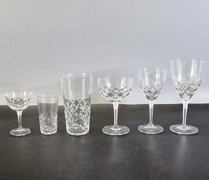 Glasservis, ca 70 st, 1900-talets första hälft