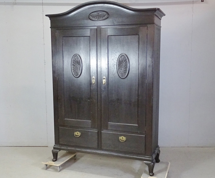 Linneskåp, bondrokokostil, 1900-tal