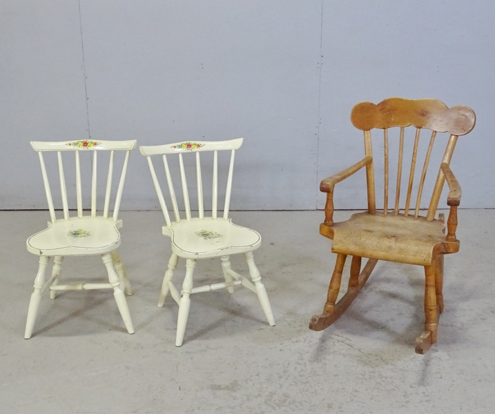 3 st. barnmöbler, 1 par pinnstolar samt gungstol, 1900-tal