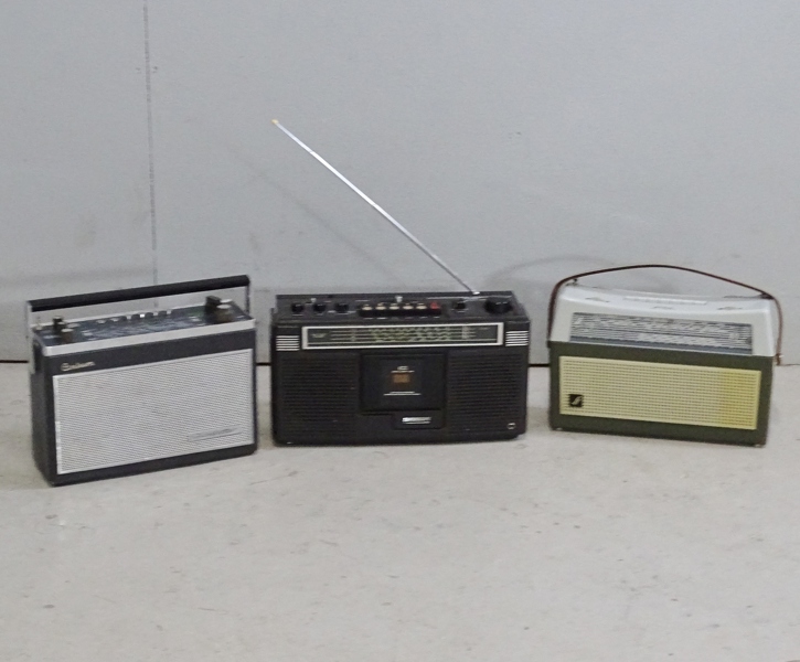 2 st. radio-apparater samt en kassett-radio, Piccolo, Centrum samt Marantz, 1900-talets andra hälft