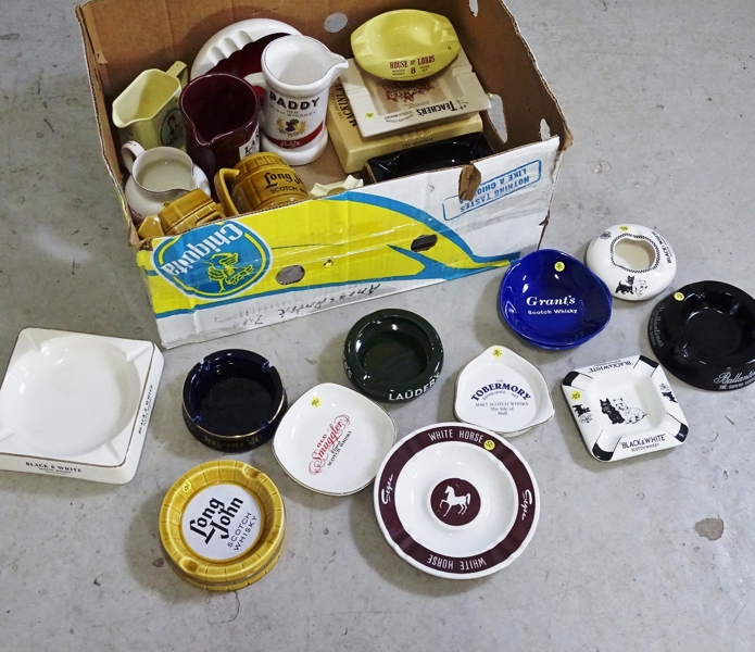 Parti barutensilier, vattenkannor samt askfat, varierande spritsorter