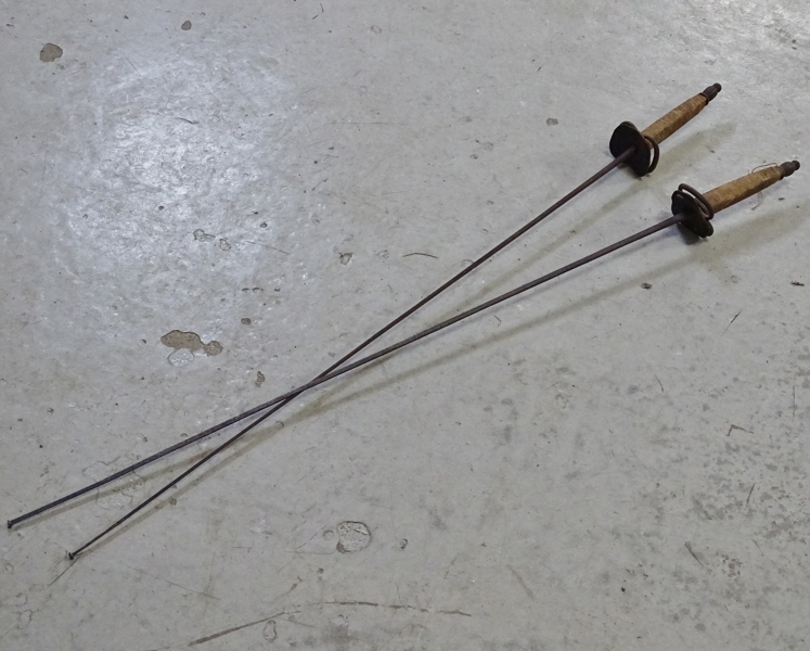 1 par äldre träningsfloretter, 1900-tal