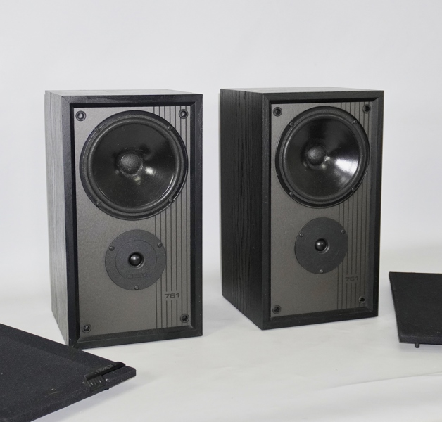 1 par högtalare, Mission