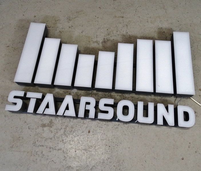 Ljusskylt "Staarsound"
