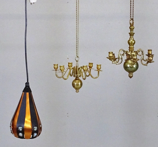 2 st. mindre ljuskronor samt fönsterlampa, 1900-tal