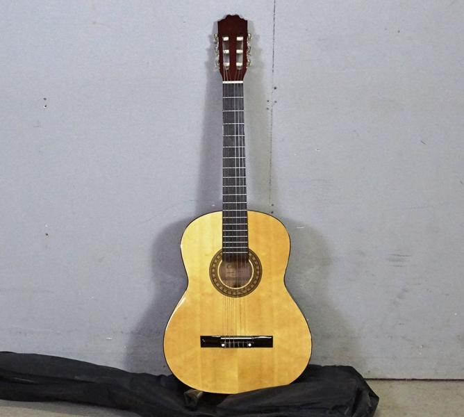 Akustisk gitarr med väska, Cataluna, SGN-C81