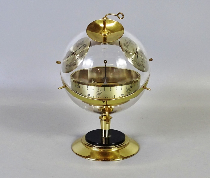 Väderstation "Sputnik" bl. a. barometer
