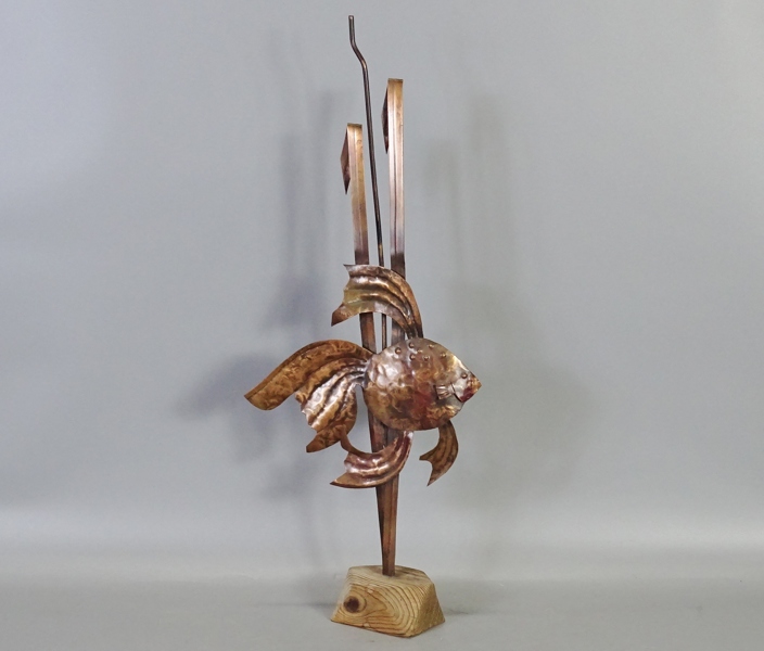 Skulptur på träsockel "Fisk", oidentifierad konstnär