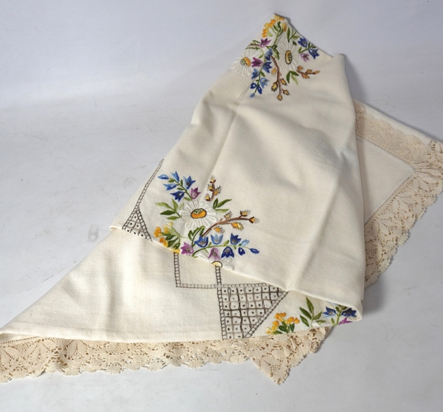 Bordsduk, broderad med spets