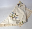 Bordsduk, broderad med spets