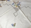 Bordsduk, broderad med spets