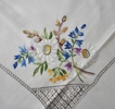 Bordsduk, broderad med spets