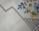 Bordsduk, broderad med spets