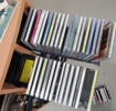 Parti CD-skivor, i CD-ställ