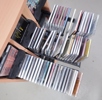 Parti CD-skivor, i CD-ställ