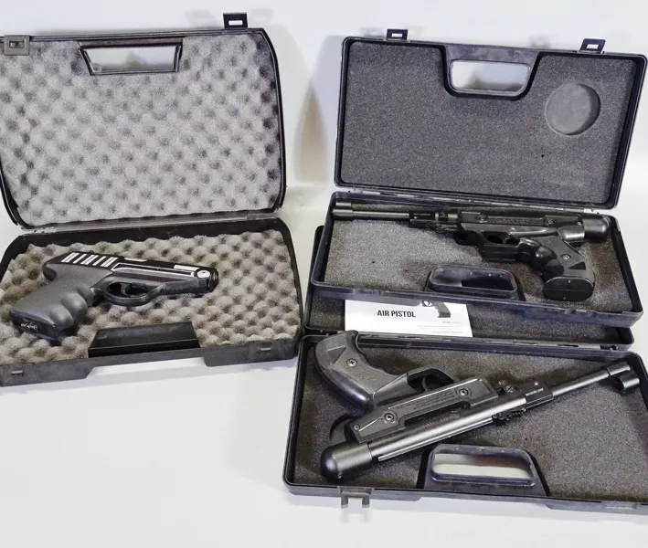 3 st. pistoler, kolsyre samt softair, bl. a. "Blow"