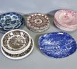Parti Engelskt porslin, mestadels tallrikar, Wedgwood, Staffordshire m. fl.