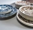 Parti Engelskt porslin, mestadels tallrikar, Wedgwood, Staffordshire m. fl.