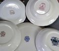 Parti Engelskt porslin, mestadels tallrikar, Wedgwood, Staffordshire m. fl.