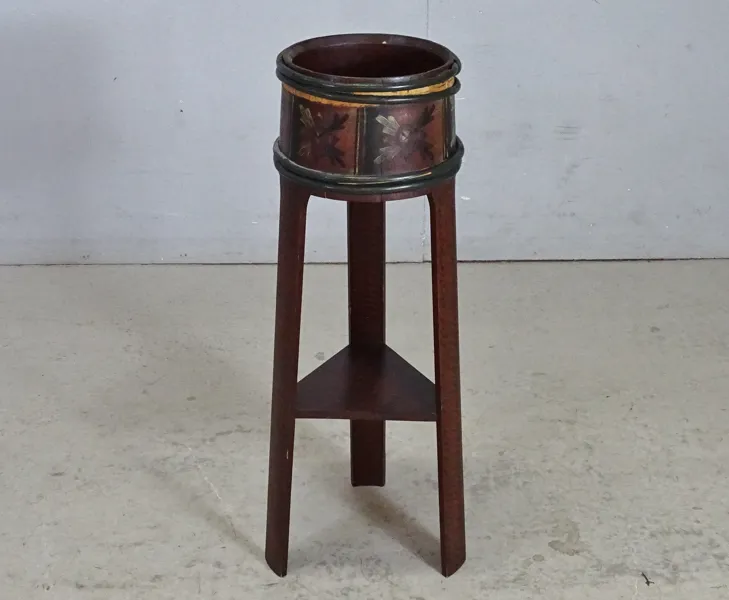 Piedestal, allmogestil, 1900-tal