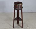 Piedestal, allmogestil, 1900-tal
