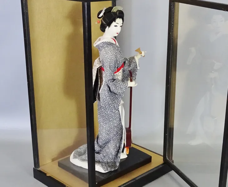Figurin/docka "Geisha" i monter, Japan, 1900-tal