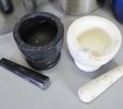 Parti diverse husgeråd, stekgryta, kastruller samt mortlar