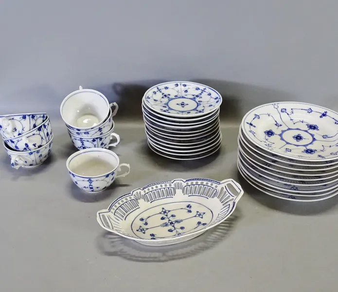 Servisdelar, blå/vitt porslin, olika fabrikat