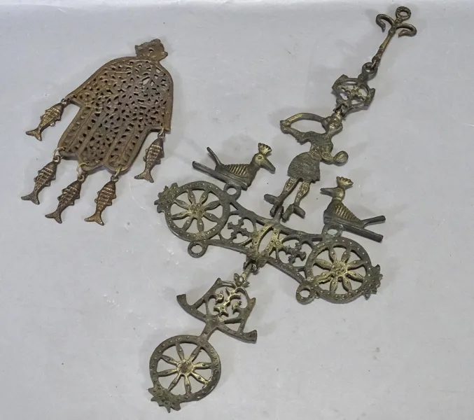 2 st väggsmycken, metall, 1900-tal
