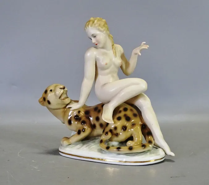 Figurin "Kvinna på leopard" Art Déco, Hutschenreuther, Tyskland, 1900-talets första hälft